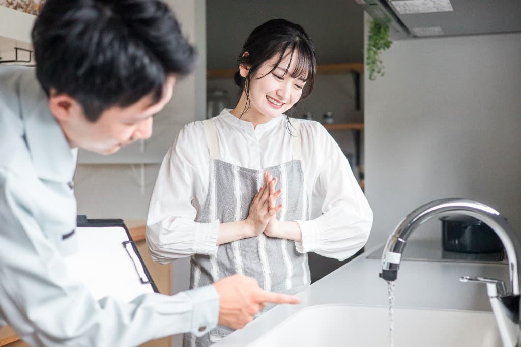 笑顔でお客様に説明するスタッフ